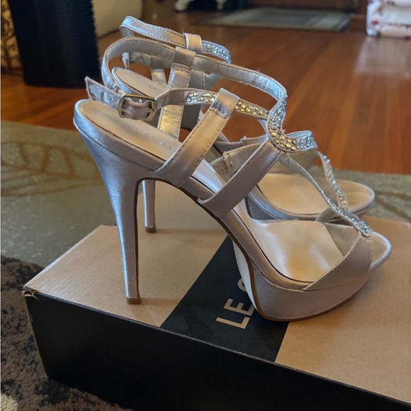 Silver Heels - Picture 3 of 5